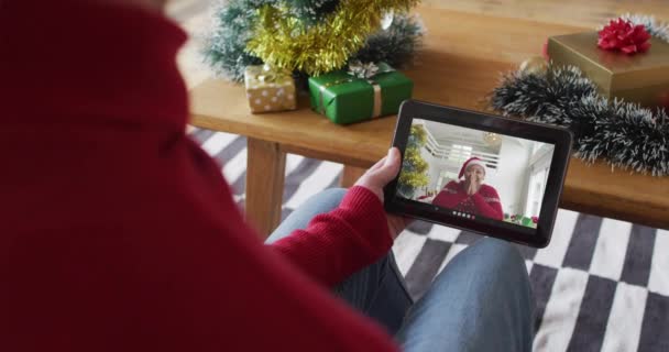 Hombre Caucásico Saludando Utilizando Tableta Para Videollamada Navidad Con Mujer — Vídeos de Stock