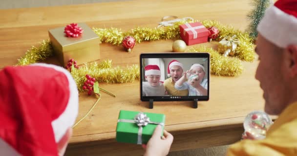 Noel Baba Şapkalı Beyaz Bir Baba Oğul Noel Aileleriyle Birlikte — Stok video