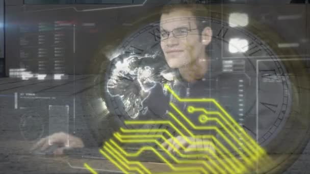 黄色の線のアニメーションとコンピュータを使用して白人男性上のデータ処理 地球規模の通信 データ処理 デジタルインターフェースの概念 デジタルで生成されたビデオ — ストック動画