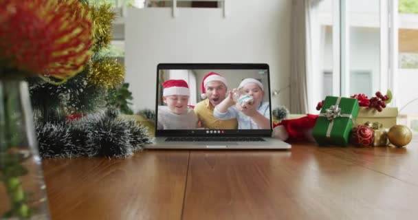 Sonriente Familia Caucásica Con Sombreros Santa Videollamada Navidad Portátil Navidad — Vídeos de Stock