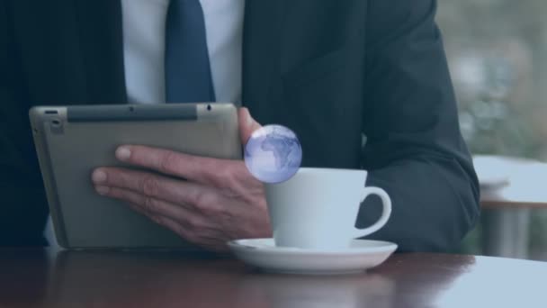 Изображение Серого Глобуса Над Бизнесменом Помощью Тарелки Глобальные Технологии Бизнес — стоковое видео