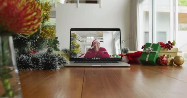 Glimlachende Afrikaans Amerikaanse Vrouw Met Kerstmuts Haar Laptop Kerstmis Festiviteit — Stockvideo