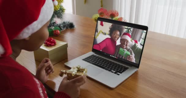 Αφροαμερικανή Γυναίκα Καπέλο Santa Που Χρησιμοποιεί Φορητό Υπολογιστή Για Χριστουγεννιάτικη — Αρχείο Βίντεο