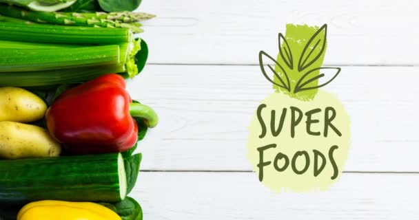 Animação Super Alimentos Texto Verde Sobre Legumes Orgânicos Frescos Tábuas — Vídeo de Stock