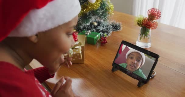 Mujer Afroamericana Con Sombrero Santa Usando Tableta Para Videollamada Navidad — Vídeo de stock