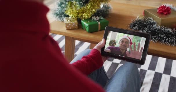 Homem Caucasiano Acenando Usando Tablet Para Chamada Vídeo Natal Com — Vídeo de Stock