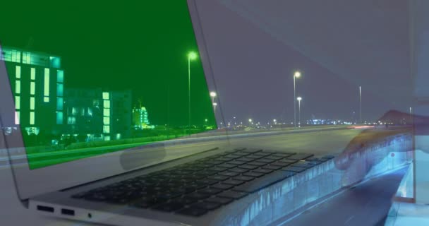 Gece Şehirde Trafiği Hızlandırmak Için Yeşil Ekranlı Dizüstü Bilgisayar Kullanan — Stok video