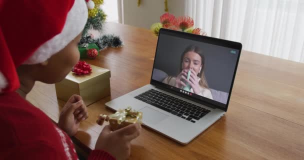 戴桑塔帽的非洲裔美国女人用笔记本电脑给屏幕上的女人打圣诞视频电话 圣诞节 节日和通信技术 — 图库视频影像