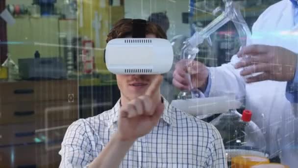 Vrヘッドセットを着用した白人男性のアニメーション研究室で働く出生男性科学者 世界の科学技術の概念はデジタルで生成され — ストック動画
