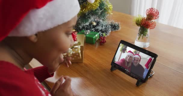 Afroamerikansk Kvinna Med Tomte Hatt Använder Surfplatta För Jul Videosamtal — Stockvideo