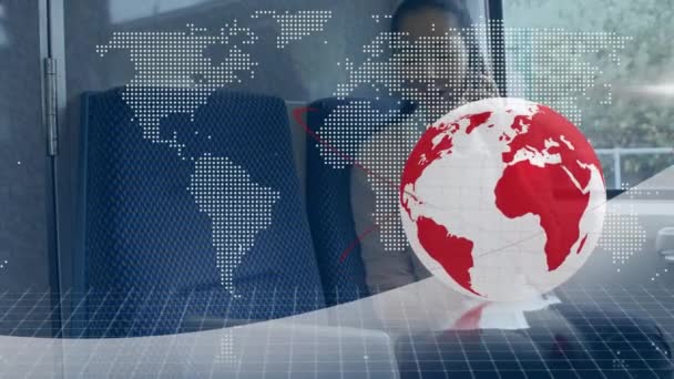 红色和白色的地球和地图的动画 通过女商人在火车上使用电话和笔记本电脑 全球商业通信技术和数字视频接口概念 — 图库视频影像
