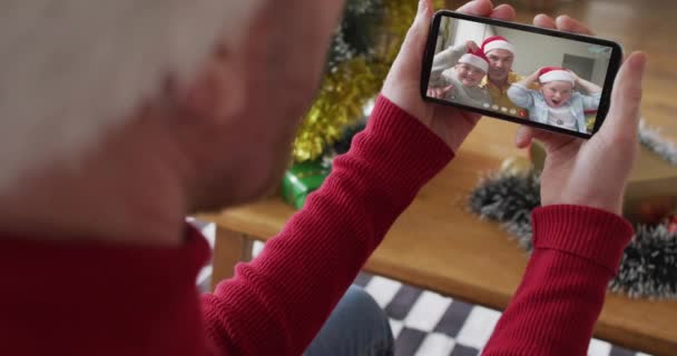 Hombre Caucásico Con Sombrero Santa Usando Teléfono Inteligente Para Videollamada — Vídeos de Stock