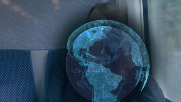 スマートフォンで話す電車の中で ビジネスマンの上に青のグローバルネットワークのアニメーション グローバルビジネスコミュニケーション技術とインターフェースコンセプトデジタルで生成されたビデオ — ストック動画