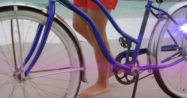 粉色的光束在人的头顶上移动 在海滩上推着自行车 积极的生活方式和积极的概念 — 图库视频影像