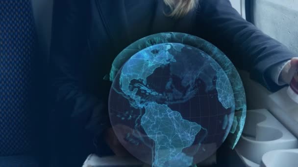 Анимация Синего Глобуса Обрабатывающего Данные Над Женщиной Поезде Помощью Смартфона — стоковое видео
