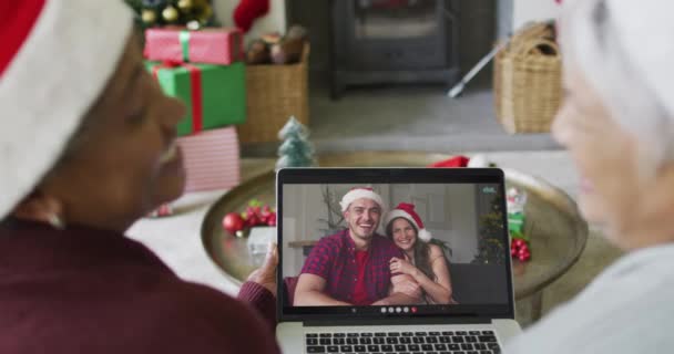 Lächeln Diverse Ältere Freundinnen Mit Laptop Für Weihnachten Videoanruf Mit — Stockvideo