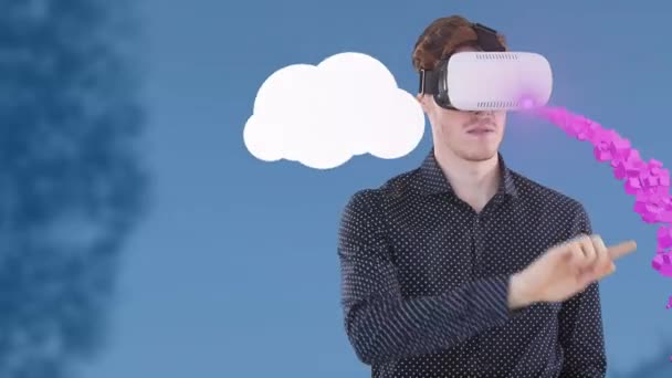Animacja Biznesmena Noszącego Słuchawki Cyfrowe Chmury Urządzeniami Elektronicznymi Globalna Technologia — Wideo stockowe