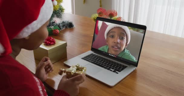 Afroamerykanka Kapeluszu Laptopem Świąteczną Rozmowę Wideo Chłopakiem Ekranie Boże Narodzenie — Wideo stockowe