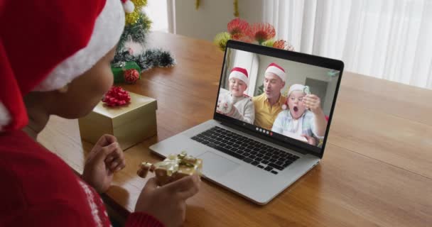 Afroamerykanka Kapeluszu Mikołaja Laptopem Świąteczną Rozmowę Wideo Rodziną Ekranie Boże — Wideo stockowe