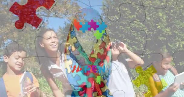 Renkli Yapboz Parçalarının Animasyonu Otizm Kurdelesinin Çocuklara Yönelik Bir Aylık — Stok video