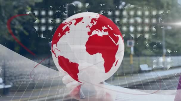 Animación Globo Rojo Blanco Mapa Sobre Mujer Negocios Estación Usando — Vídeo de stock