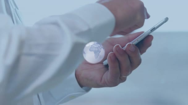 Animação Globo Cinzento Sobre Mãos Homem Negócios Usando Smartphone Tecnologia — Vídeo de Stock