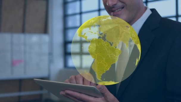 用平板电脑在快乐的商人身上动画黄色的全球网络 全球商业通信技术和数字视频接口概念 — 图库视频影像