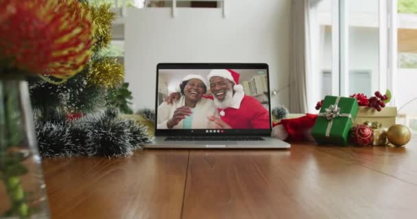 Sorrindo Casal Afro Americano Acenando Vestindo Chapéus Papai Noel Chamada — Vídeo de Stock