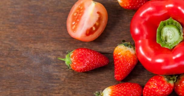 Vídeo Alimentos Veganos Orgânicos Frescos Com Morangos Vegetais Vermelhos Madeira — Vídeo de Stock