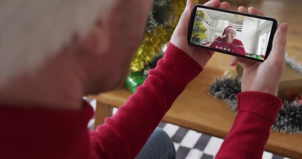 Καυκάσιος Άνδρας Καπέλο Santa Χρησιμοποιώντας Smartphone Για Χριστουγεννιάτικη Βιντεοκλήση Χαμογελαστή — Αρχείο Βίντεο