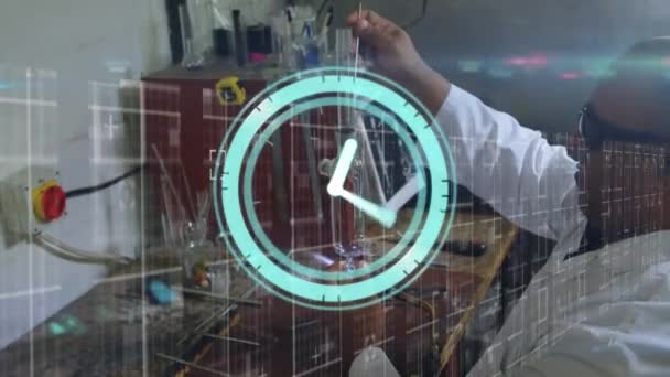 Animação Mover Relógio Sobre Cientista Biracial Masculino Que Trabalha Laboratório — Vídeo de Stock