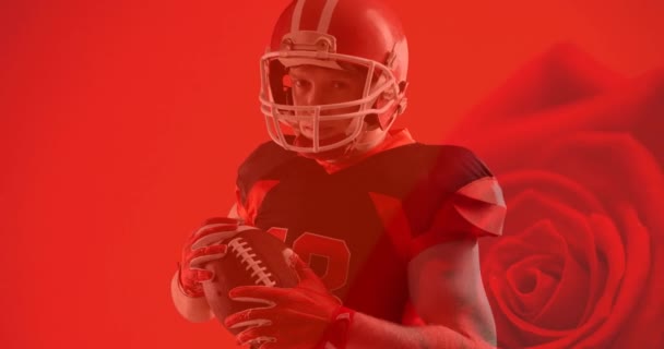 赤いバラの背景にボールを保持するアメリカのサッカー選手のアニメーション スポーツ競技大学アメリカンフットボールのコンセプトデジタル生成ビデオ — ストック動画
