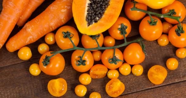 Βίντεο Φρέσκα Βιολογικά Vegan Τρόφιμα Πορτοκαλί Λαχανικά Ξύλινη Σανίδα Vegan — Αρχείο Βίντεο