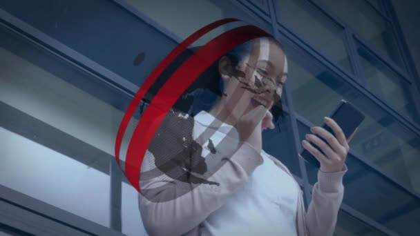 Kırmızı Yüzüklerin Gri Kürenin Animasyonu Akıllı Telefon Kullanan Mutlu Kadınının — Stok video