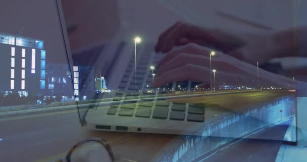 랩탑을 사용하는 손들의 애니메이션 도시의 속도를 빠르게 디지털 비디오 — 비디오