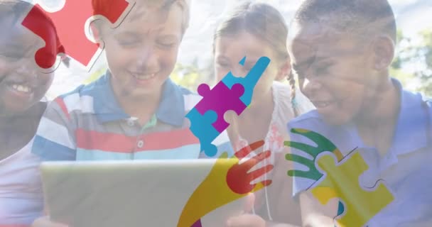 五彩斑斓的拼图的动画 丝带和移交孩子们 自闭症 学习困难 支持和意识概念数字生成的视频 — 图库视频影像