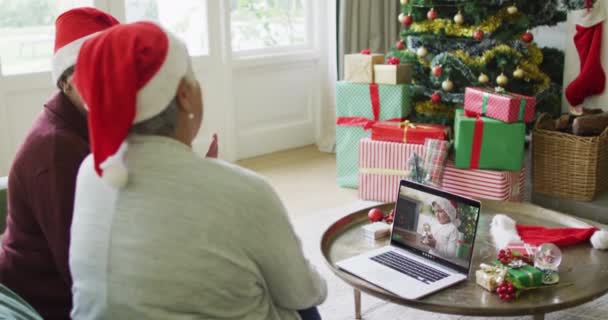 Diverse Amiche Anziane Utilizzando Computer Portatile Videochiamata Natale Con Ragazzo — Video Stock