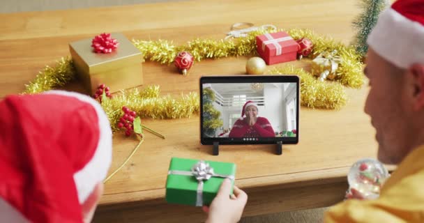 Caucásico Padre Hijo Con Sombreros Santa Usando Tableta Para Videollamada — Vídeos de Stock