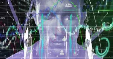 İnsan yüzü üzerinde istatistik ve veri işleme animasyonu. küresel teknoloji, veri işleme ve dijital arayüz kavramı dijital olarak oluşturulmuş video.