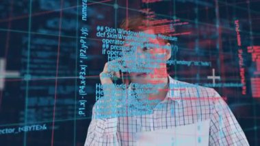 Veri işleme animasyonu ve beyaz iş adamının akıllı telefondan kız yerine konuşması. küresel veri işleme ve dijital arayüz konsepti dijital olarak oluşturulmuş video.