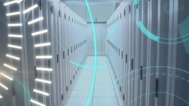 Bilgisayar sunucularını tarayan 5G metin ve dürbünün animasyonu. küresel bağlantılar, dijital arayüz ve dijital olarak oluşturulmuş video işleme konsepti.