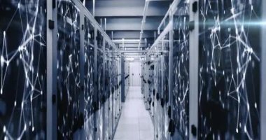 Bilgisayar sunucuları üzerinden bağlantı ağlarının animasyonu. küresel teknoloji, veri işleme ve dijital arayüz kavramı dijital olarak oluşturulmuş video.