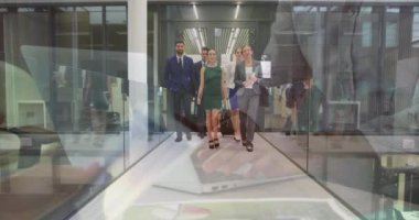 Koridorda bavul taşıyan mutlu iş arkadaşlarının dizüstü bilgisayarında çalışan gülümseyen adam animasyonu. iş ve iletişim teknolojisi kavramı dijital olarak oluşturulmuş video.