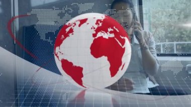 Trendeki iş kadını akıllı telefondan konuşurken kırmızı ve beyaz kürenin ve haritanın animasyonu. küresel iş iletişimi teknolojisi ve arayüz konsepti dijital olarak oluşturulmuş video.