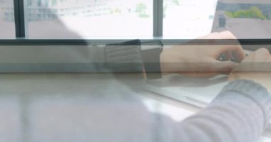 Modern binada yürüyen erkek ve kadın meslektaşlar üzerinde dizüstü bilgisayar kullanan ellerin animasyonu. iş ve iletişim teknolojisi kavramı dijital olarak oluşturulmuş video.