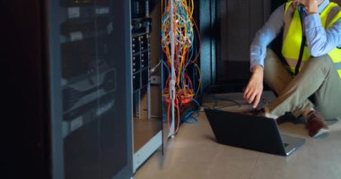 Bilgisayarı kontrol eden Asyalı mühendisin videosu. küresel teknoloji, veri işleme ve bağlantı kavramı.