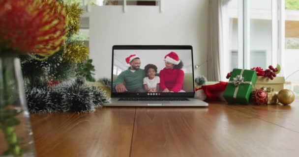 Sorrindo Família Afro Americana Vestindo Chapéus Papai Noel Chamada Vídeo — Vídeo de Stock