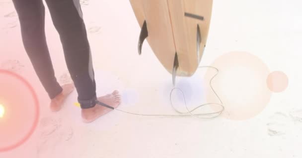 Sörf Tahtası Tutan Sörfçünün Ayakları Üzerinde Renkli Işık Lekelerinin Canlandırması — Stok video