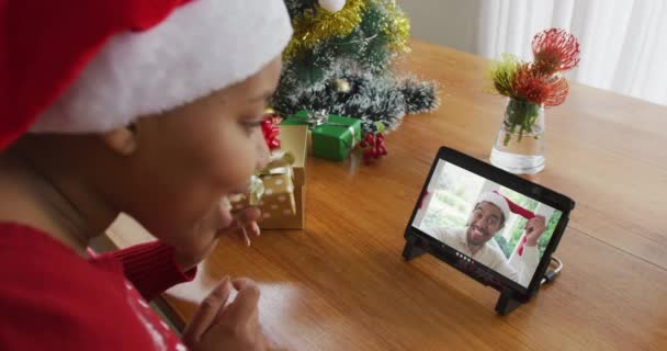 Femme Afro Américaine Avec Chapeau Père Noël Utilisant Une Tablette — Video