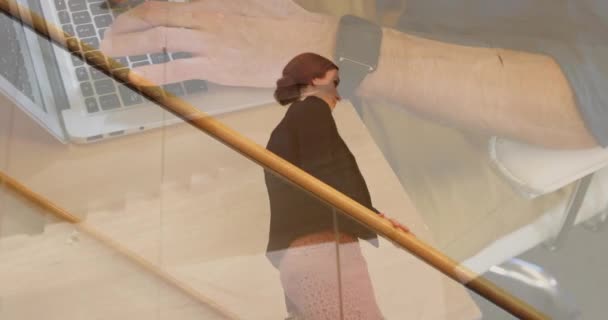 Анимация Рук Помощью Ноутбука Над Деловой Женщиной Спускающейся Лестнице Рабочем — стоковое видео